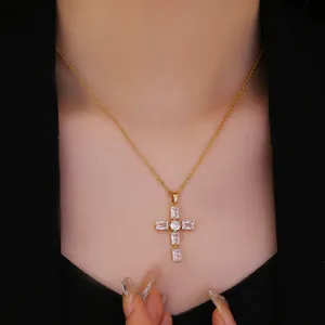 Elegante collar de cruz dorada con colgante de circón rectangular en cadena tipo O