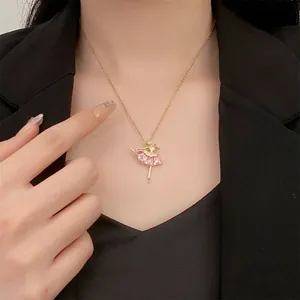 Elegante goldene Halskette mit Ballett-Anhänger und rosa Zirkonia an einem Modell