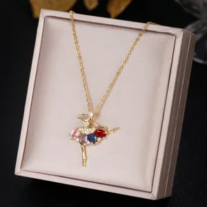 Detailansicht goldener Balletttänzerin-Anhänger mit bunten Kristallen und Diamant-Rock