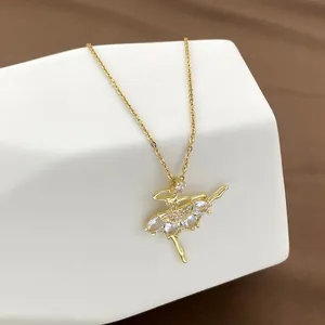 Goldene Halskette mit Ballett-Tänzerin-Anhänger und Zirkonia auf weißem Display