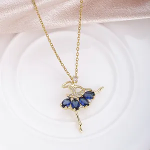 Makroaufnahme der Gold-Ballerina-Halskette mit blauen Steinen und weißen Zirkonia