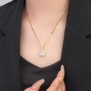 Conjunto elegante de collar gota de agua dorada con cristal y anillos minimalistas