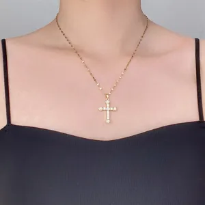 Hiphop Goldene Kreuz-Halskette mit Zirkonia-Besatz getragen von einem Modell