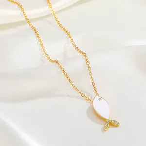 Collier poisson tropical doré bohème avec émail blanc et strass sur de la soie