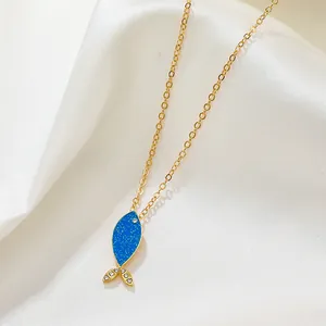 Collier bohème doré avec poisson tropical bleu pailleté et zircons micro-incrustés