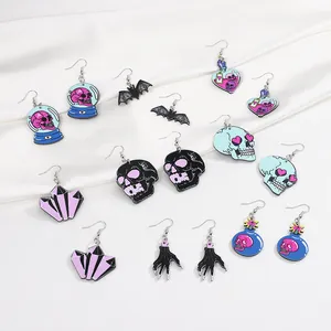 Gothic Halloween Ohrringe Set mit Totenköpfen und Fledermäusen auf weißem Seidenhintergrund
