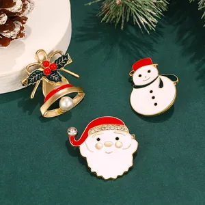 Ensemble de broches de Noël avec Père Noël et bonhomme de neige sur fond festif