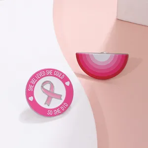 Détail de broches en émail ruban rose avec slogan de motivation pour la sensibilisation