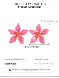 Vista dettagliata degli orecchini a fiore rosa con misura di 3,9 cm e lega di zinco