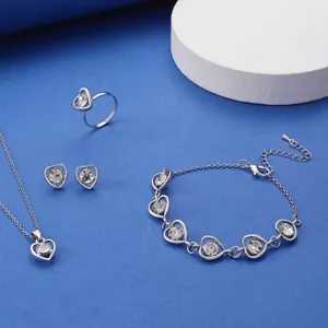 Elegantes silbernes Herz-Schmuckset mit klaren Kristallen inkl. Halskette, Ring und Armband