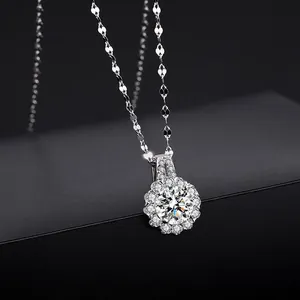Collier pendentif tournesol étincelant avec pavé de diamants sur une fine chaîne argentée