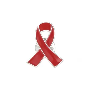 Broche ruban rouge émaillé élégante avec bordure en métal argenté pour œuvre caritative