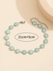 Détail de la chaîne de cheville marguerite bleue avec fermoir mousqueton et rallonge