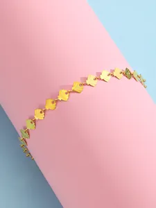 Détail de la chevillère dorée à paillettes avec breloques en forme de coquillage