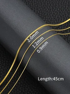 Dettaglio di catene a serpente dorate da 0,9mm a 2,0mm su supporto per gioielli