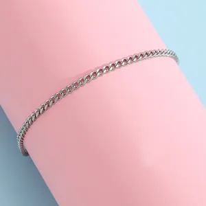 Bracelet de cheville en acier inoxydable avec pampilles géométriques sur support rose