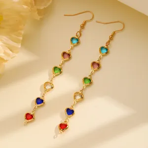 Elegante goldene Hängeohrringe mit sechs bunten herzförmigen Kristallen im Quasten-Design