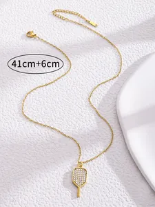 Detalle del colgante hip hop dorado con pedrería y cadena ajustable de 41cm más 6cm