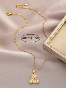 Detail van 18K vergulde beer hanger ketting met zirkoon inleg en 40+5cm ketting