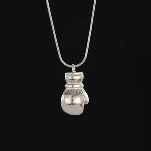Dettaglio della collana con ciondolo a guantone da boxe argento lucido e catena snake