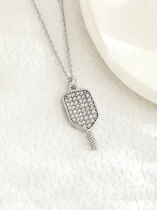 Detalle del colgante de raqueta de pickleball plateado con diamantes y cadena fina