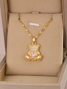Detail van 18K vergulde berenhanger met witte zirkoon en roze bloem edelsteen