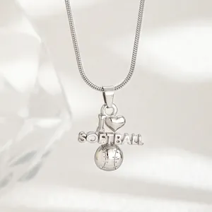 Dettaglio ravvicinato di una collana in acciaio inossidabile argento con pendente Softball