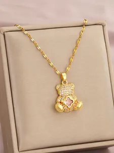 Gedetailleerde opname van 18K vergulde beer hanger met zirkonia en roze edelsteen detail