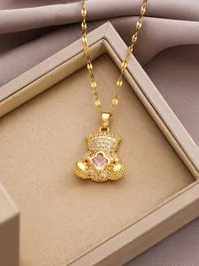 Detail van 18K vergulde beer hanger met zirkonia en roze klaver edelsteen