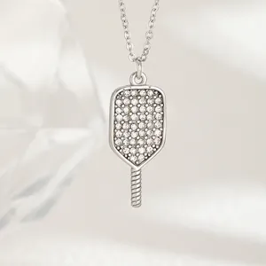 Collar con colgante de paleta de pickleball con cristales blancos y cadena plata