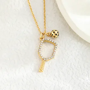 Collar dorado con colgante de raqueta de pickleball y pelota con brillantes diamantes