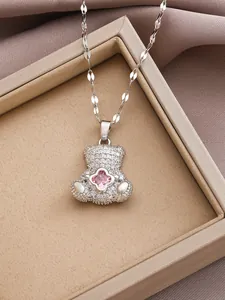 Detail van de beren-hanger met zirkonia en roze klaversteen in een luxe juwelendoosje