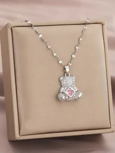 Detail van 18K vergulde beer hanger ketting met roze edelsteen en witte zirkonia steentjes