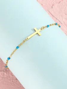 Nahaufnahme des goldenen Kreuzanhänger-Armbands mit kleinen himmelblauen Perlen