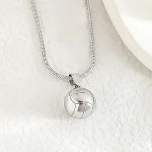 Vista macro di una collana con ciondolo a pallavolo d'argento con trama di palla e catena snake