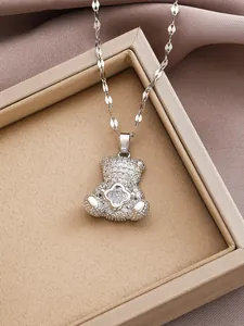 Detail van de berenhangketting met 18K goud, zirkonia en hol klaverpatroon op de hanger