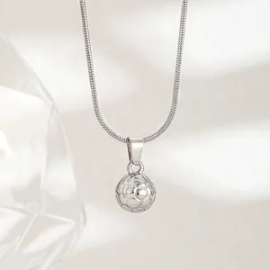 Dettaglio macro del ciondolo calcio 3D con collana a catena a serpente in acciaio lucido