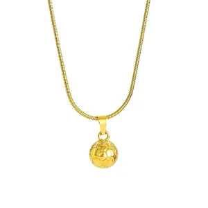 Collana in acciaio al titanio dorato con ciondolo da calcio su catena a serpente