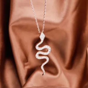 Elegante roségouden slangenketting ingelegd met witte zirkonia op een zijden basis