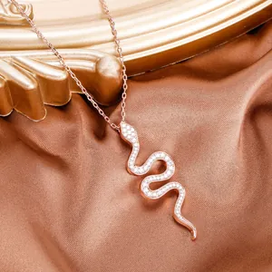 Macro-opname van de roségouden slangenketting bezet met glanzende zirkonia-steentjes