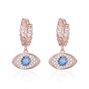Orecchini pendenti in oro rosa con occhio di Allah e cristallo blu su fondo bianco