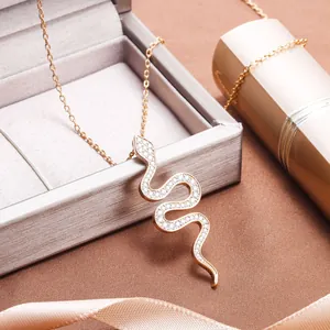 Macro-opname van een gouden slangenhanger ketting met fonkelende zirkonia kristallen