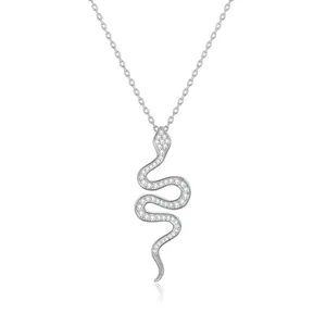 Zilveren slangenketting met fonkelende kristallen aan een verfijnde schakelketting