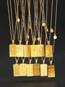 Detaillierte Nahaufnahme von zwölf goldenen Tierkreis-Anhängern auf dunklem Sternenhimmel