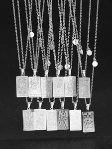 Detaillierte Makroansicht von zwölf Tierkreiszeichen-Tarot-Anhängern aus poliertem Silber