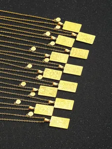 Makroaufnahme von 12 goldenen Tierkreis-Anhängern auf schwarzem Sandhintergrund