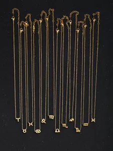 Détail de douze pendentifs dorés des signes du zodiaque avec fermoirs mousquetons élégants