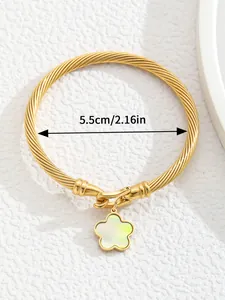 Detail of 18K gold-plated C-shaped cuff bracelet with floral charm and 5.5cm diameter