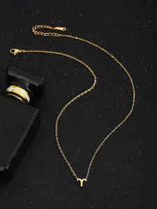 Collier doré avec pendentif Bélier et fermoir mousqueton sur fond noir ciel étoilé