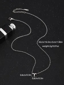 Collier signe Bélier argenté avec chaîne de 42cm+5cm sur un fond noir texturé